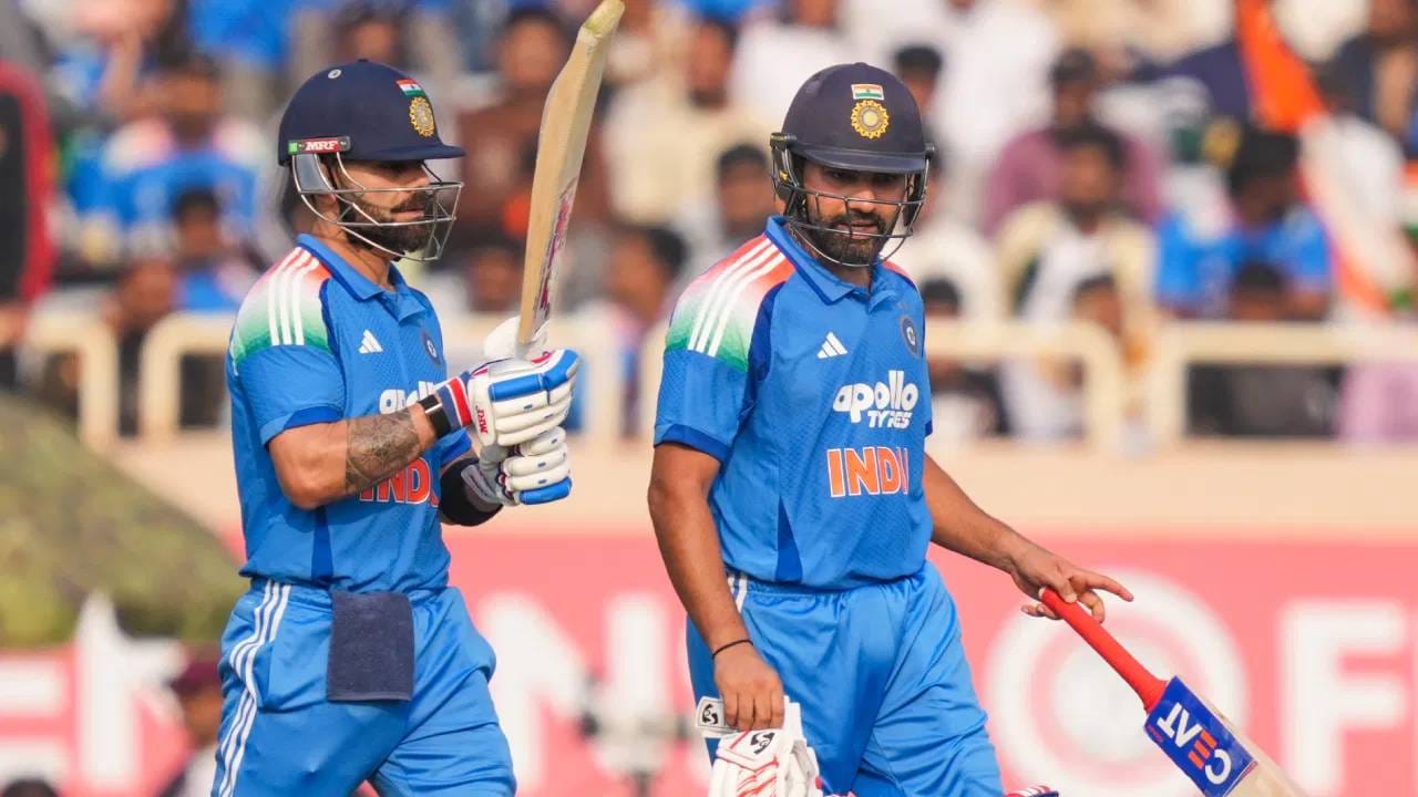 भारताने इंग्लंडमध्ये टी20 मालिका 4-0 ने गमावली आहे. त्यामुळे त्या मालिकेची भरपाई करण्यासाठी वनडे मालिका जिंकणं भाग आहे. असं असताना करो या मरोच्या सामन्यात अनुभवी विराट कोहली आणि रोहित शर्माकडे लक्ष असेल. हा सामना दोघांसाठी ऐतिहासिक सामनाही असणार आहे. (PC-PTI)