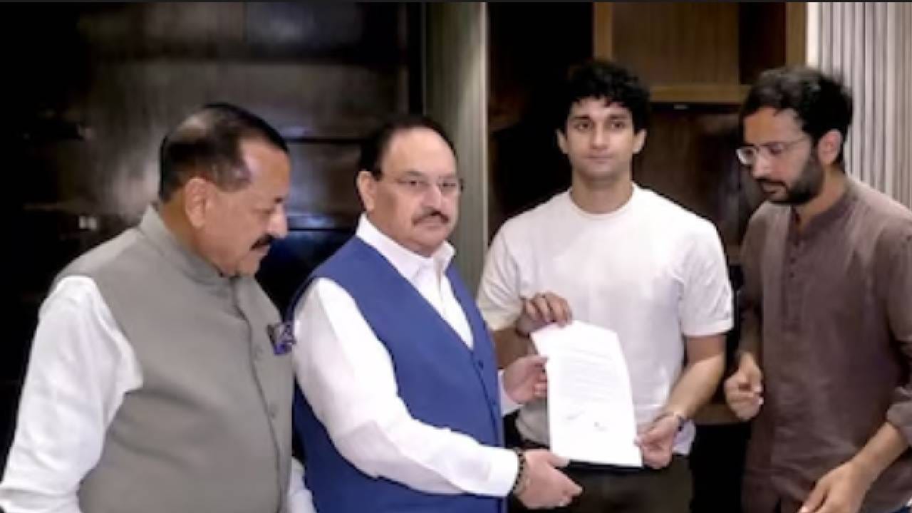 Saurav Das Educational Qualification : NEET पेपर लीक प्रकरण आणि परीक्षा व्यवस्थेत सुधारणा करण्याच्या मागणीसाठी दिल्लीतील जंतर-मंतर येथे सुरू असलेल्या विद्यार्थी आंदोलनादरम्यान कॉकरोच जनता पार्टी (CJP) चे मुख्य प्रवक्ते सौरभ दास हे चांगलाच चर्चेत आहेत. पक्षाच्या शिष्टमंडळासह त्यांनी केंद्रीय आरोग्यमंत्री जेपी नड्डा आणि केंद्रीय मंत्री डॉ. जितेंद्र सिंह यांची भेट घेऊन विद्यार्थ्यांच्या मागण्यांचे निवेदन सादर केले. त्यानंतर सौरभ दास कोण, ते काय करतात, किती शिकलेत, ते या आंदोलनातील प्रमुख चेहरा कसे बनले, याबाबत कुतूहल वाढलं आहे. त्यांच्याबाबत जाणून घेण्याची अनेकांना उत्सुकता आहे. ( All Photos : Social Media)