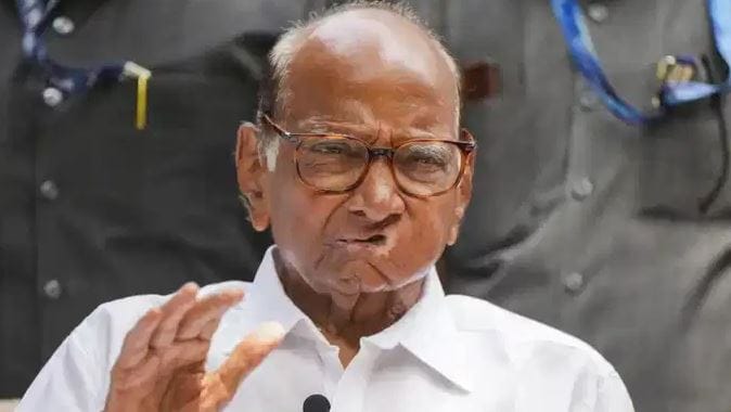 आताही शरद पवारांनी एनडीएमध्ये यायला काही हरकत नाही. त्यांचे आठ खासदार आहेत. त्यांनी जर आज निर्णय घेतला तर त्यांचे आठ खासदार एनडीए सोबत येतील. अजून ही वेळ गेलेली नाहीये. अजूनही पवार साहेबांनी निर्णय घ्यावा एनडीएमध्ये त्यांचं स्वागतच आम्ही करू, अशी खुली ऑफरच रामदास आठवले यांनी दिली.