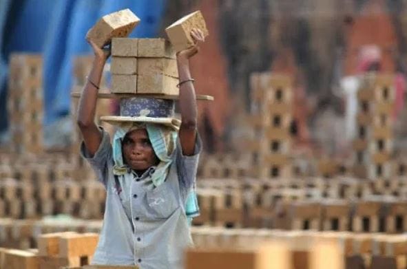 दरम्यान, सरकारने बांधकाम कामगारांच्या हिताचा निर्णय घेण्यात आला. या निर्णयानंतर आता बांधकाम कामगारांच्या मृत्यूनंतर सबंधित कामगाराच्या कुटुंबाला आर्थिक सहाय्य मिळणार आहे.