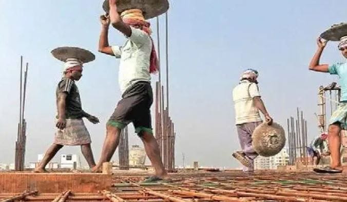 तसेच, बांधकाम कामगाराचा अपघाती मृत्यू झाल्यास कुटुंबाला त्याच्या कुटुंबाला 6 लाख ५० 50 हजार रुपयांची आर्थइक मदत केली जाईल. कामाच्या ठिकाणी अपघातामुळे बांधकाम दिव्यांग झाल्यास त्यालाही मदत केली जाईल.