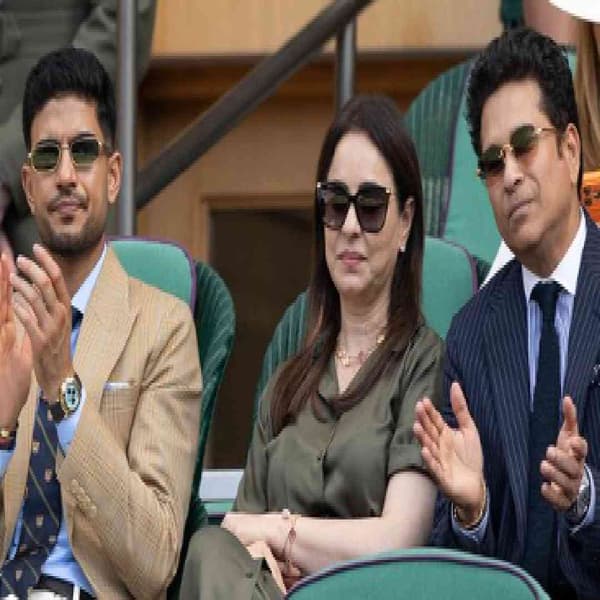 भारताचा महान फलंदाज सचिन तेंडुलकर आणि टीम इंडियाचा वनडे कॅप्टन शुबमन गिल सेंटर कोर्टवरील प्रतिष्ठित रॉयल बॉक्समध्ये एकत्र दिसले. दोघांनी अलेक्जेंडर ज्वेरेव आणि ब्रिटनचा वाइल्ड कार्ड खेळाडू आर्थर फेरी यांच्यामधला पुरुष एकेरीच्या सेमीफायनल सामन्याचा आनंद लुटला.
