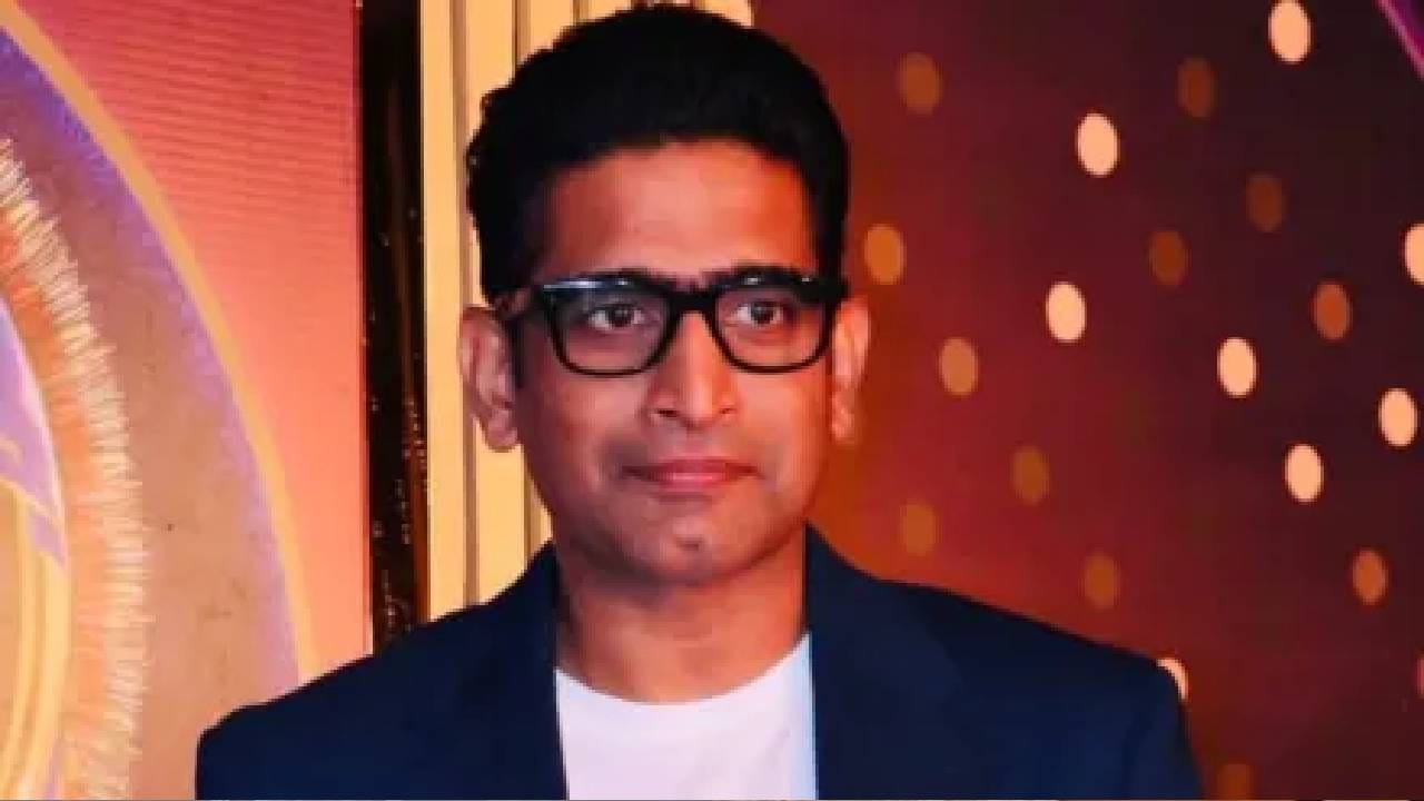 संदीप एका मुलाखतीमध्ये म्हणाला, “मी मुंबईत एका नामांकित प्रोड्यूसर आणि प्रसिद्ध डायरेक्टरच्या टीव्ही सीरियलमध्ये काम करत होतो. सेटवर १३-१४ अभिनेत्री, हेअर ड्रेसर, मेकअप आर्टिस्ट अशा एकूण १४-१५ मुली होत्या. शिवाय काही पुरुष कलाकारही होते. पण सेटवर फक्त एकच वॉशरूम होता.”