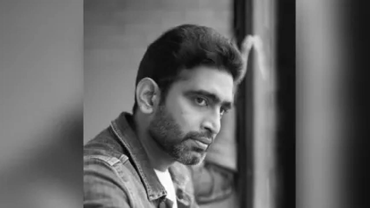 तो पुढे म्हणाला, “आपल्याकडे अजूनही एवढा सेन्स नाहीये. कमोडचा फ्लॅप वर ठेवायचा की खाली, यासाठीही बोर्ड लावावा लागतो. हे खेड्यात नाही, विमानातसुद्धा असं होतं. शहरातसुद्धा सिविक सेन्स किंवा बेसिक गोष्टींचा अभाव दिसतो.”