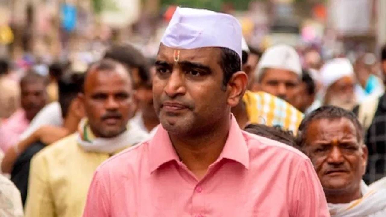“मला हे पाहून खूप वाईट वाटायचं. १४-१५ मुली सेटवर काम करतायत, तरी त्यांच्यासाठी एकच वॉशरूम? मुलींच्या आरोग्याची आणि सोयीसुविधांची काळजी तरी कोणाला आहे का? मी याबाबत भांडलो आणि प्रॉडक्शन टीमची मिटिंग घेतली. मी त्यांना स्पष्ट सांगितलं की, ‘किमान मुलींसाठी एक स्वतंत्र वॉशरूम तरी द्या’” अशी मागणी संदीप पाठकने केली.