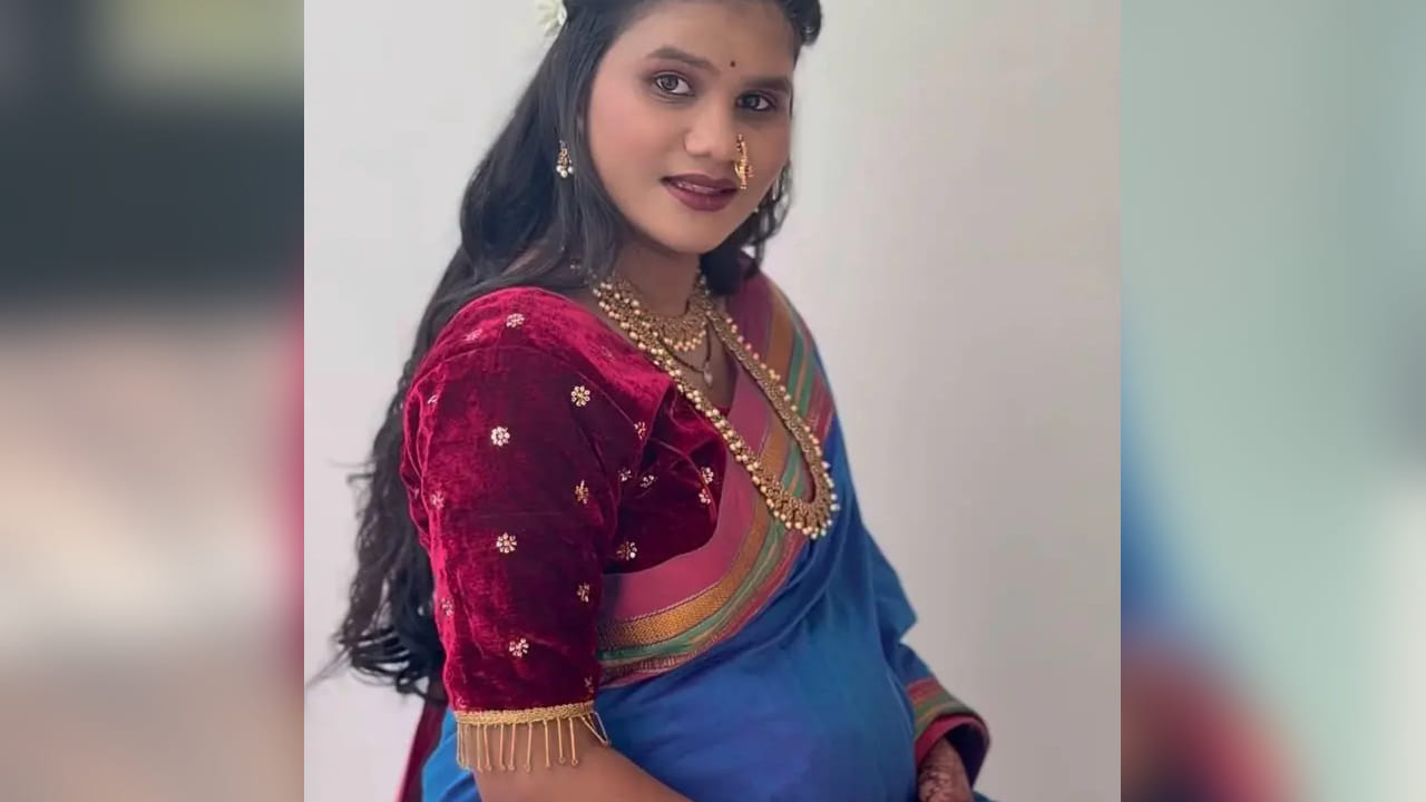 या फोटोशूटमध्ये संजनाने निळ्या रंगाची आकर्षक काठपदराची साडी नेसली असून, तिच्या लूकमध्ये पारंपरिक सौंदर्य आणि राजेशाही थाट यांचा सुंदर मिलाफ पाहायला मिळतो आहे. साडीसोबत तिने गळ्यात भरगच्च सोन्याचा हार, कानात पारंपरिक झुमके आणि नाकात नाजूक नथ परिधान केली आहे.