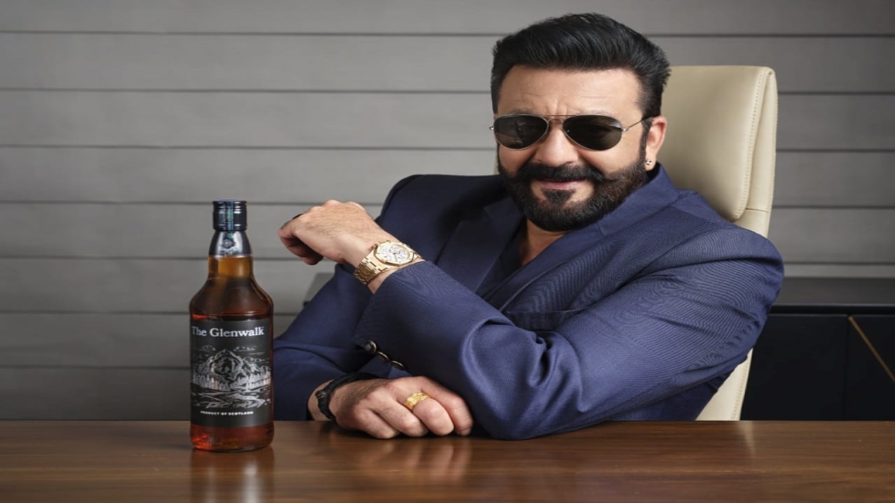 अभिनेता संजय दत्त देखील अनेक व्यवसायांमध्ये सक्रिय आहे. अभिनेत्याने 2023 मध्ये स्वतःच्या ब्रँडची सुरुवात केली. संजूबाबाच्या एक व्हिस्की ब्रँड लॉन्च केला आहे. रिपोर्टनुसार, भारतात अभिनेत्याच्या व्हिस्कीची किंमत 1 हजार 550 रुपये आहे.