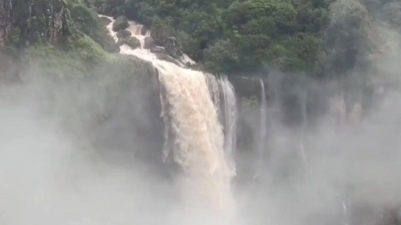 साताऱ्याच्या जवळ असणारा प्रसिद्ध ठोसेघर धबधबा देखील ओसंडून वाहत आहे. पावसाचा जोर वाढल्यानंतर याच धबधब्याचं अनोखे मनमोहक रूप पर्यटकांना आकर्षित करत असते. ठोसेघर येथील दोन्हीही धबधबे आहेत ते दरी कपारीतून कोसळू लागल्यामुळे शनिवार रविवार पर्यटक हे धबधबे पाहण्यासाठी आवर्जून भेट देत आहेत.