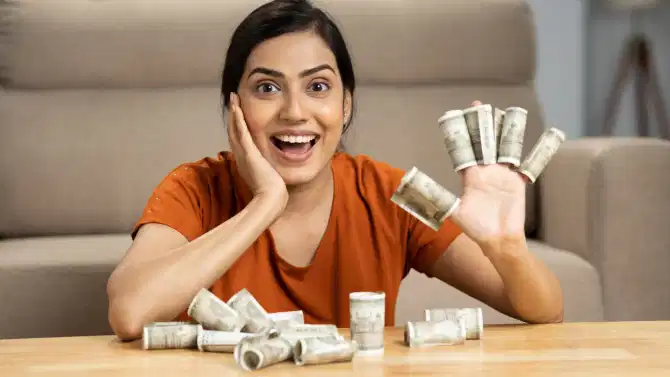 आर्थिक संकट टाळण्यासाठी योग्य नियोजन; जाणून घ्या सुरुवातीचे बचत, विमा पर्याय