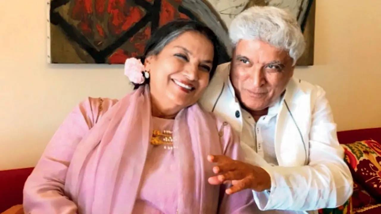 शबाना आझमी आणि जावेद अख्तर यांनी 1984 मध्ये लग्न केलं होतं. चित्रपटसृष्टीत सक्रिय असण्यासोबतच दोघं विविध सामाजिक मुद्द्यांवरही मोकळेपणे व्यक्त होतात. शबाना आझमी स्वत: विविध सामाजिक कार्यात सहभागी होतात. या दोघांची एकूण संपत्ती जवळपास 206 कोटी रुपये इतकी असल्याचं कळतंय. 