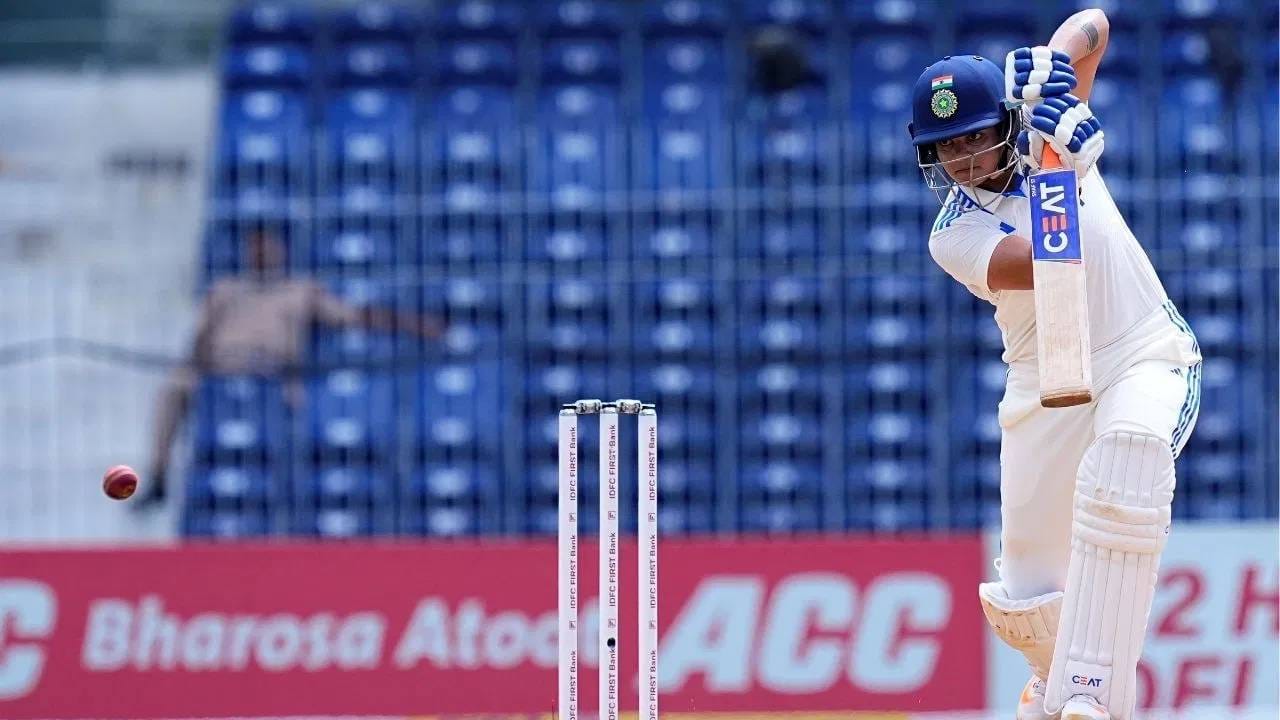 क्रिकेटची पंढरी असलेल्या लॉर्ड्स मैदानावर इतिहास रचला गेला आहे. भारत आणि इंग्लंड यांच्यात कसोटी सामना होत आहे. या मैदानावर पहिल्यांदाच महिला कसोटी सामना खेळला जात आहे. असं असताना या ऐतिहासिक सामन्यात भारतीय महिला संघाची सुरूवात निराशाजनक राहिली. (PHOTO CREDIT- PTI)