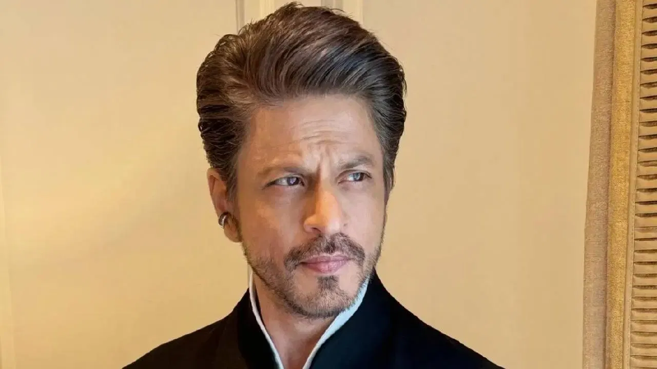 बॉलिवूडचा किंग खान शाहरुख हा कायमच चर्चेत असतो. त्याच्या चित्रपटांसोबतच तो खासगी आयुष्यामुळे सर्वांचे लक्ष वेधून घेताना दिसतो. शाहरुख हा कोट्यवधी रुपयांचा मालक आहे. मुंबई, पुणे, अलिबाग, दिल्ली अशा देशाच्या वेगवेगळ्या ठिकाणी शाहरुखची संपत्ती आहे. आता पुन्हा एकदा शाहरुखने नवी प्रॉपर्टी खरेदी केल्याचे समोर आले आहे.