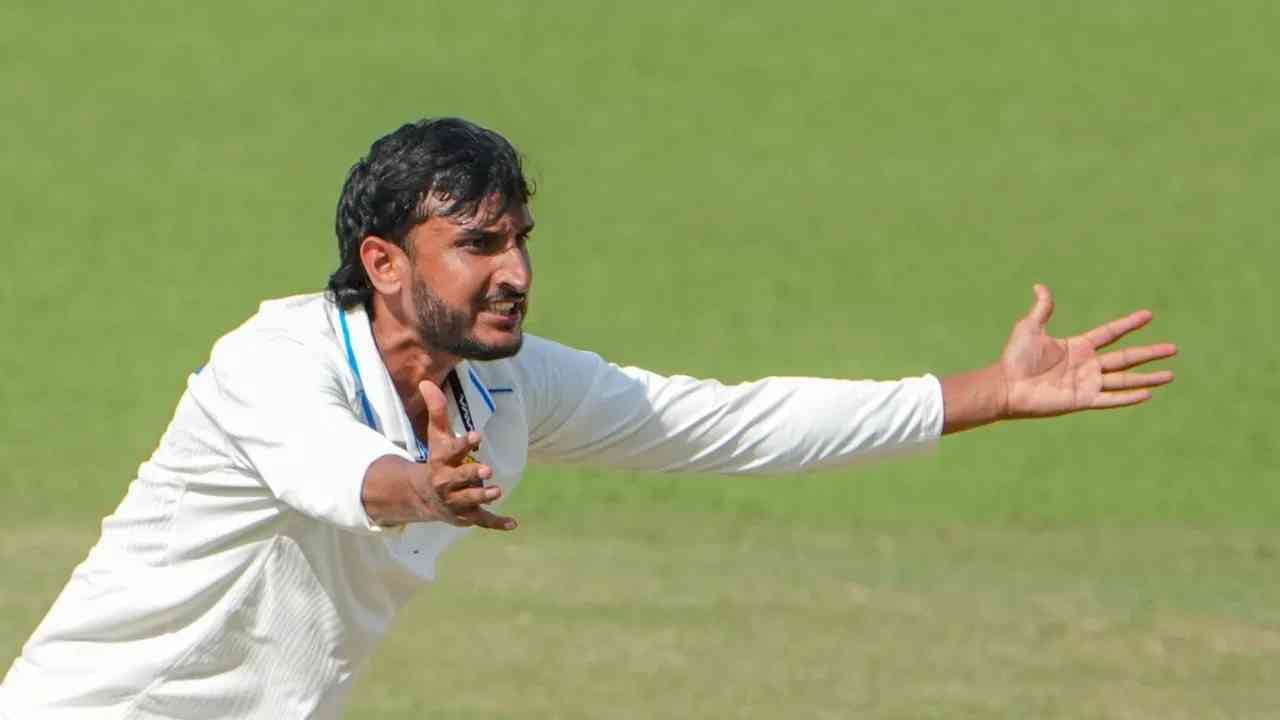बंगालचा ऑलराऊंडर शाहबाज अहमदला रणजी ट्रॉफीमध्ये शानदार कामगिरी करुनही संघात स्थान मिळालेलं नाही. त्याने बंगालकडून खेळताना 8 सामन्यात 39 विकेट घेतलेत. त्याशिवाय 40 च्या सरासरीने 434 धावा केल्या आहेत. फर्स्ट क्लासमध्ये त्याची सरासरी 40 पेक्षा जास्त आहे. (PC-PTI)