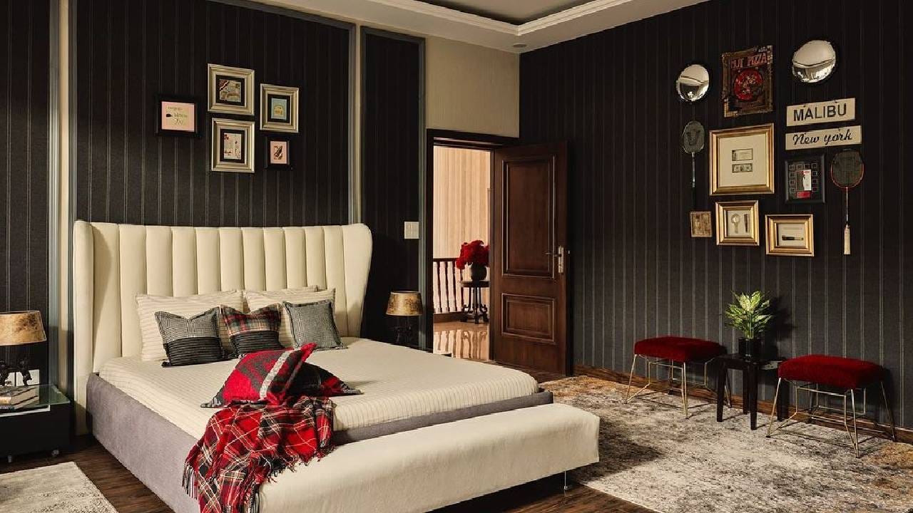 दिल्लीत गेल्या काही वर्षांत सेलिब्रिटींनी खरेदी केलेल्या प्रॉपर्टीजमध्ये ही डील मोठी मानली जात आहे. शाहरुखने गेल्या काही काळात प्रॉपर्टीमध्ये मोठी गुंतवणूक केली आहे. सध्या शाहरुख खानचे मुंबईतील घर, अर्थात 'मन्नत' देखील रिनोव्हेशन (नूतनीकरण) प्रक्रियेतून जात आहे. मन्नतमध्ये शाहरुख आणखी काही मजले बांधत आहेत. याशिवाय मुंबईजवळ अलीबागमध्येही शाहरुख खान यांचे एक फार्महाउस आहे. शाहरुखच्या प्रॉपर्टीजबद्दल बोलायचे झाले तर दुबईपासून लंडनपर्यंत, केवळ देशातच नव्हे तर जगातील अनेक शहरांमध्ये त्यांची घरे आहेत.