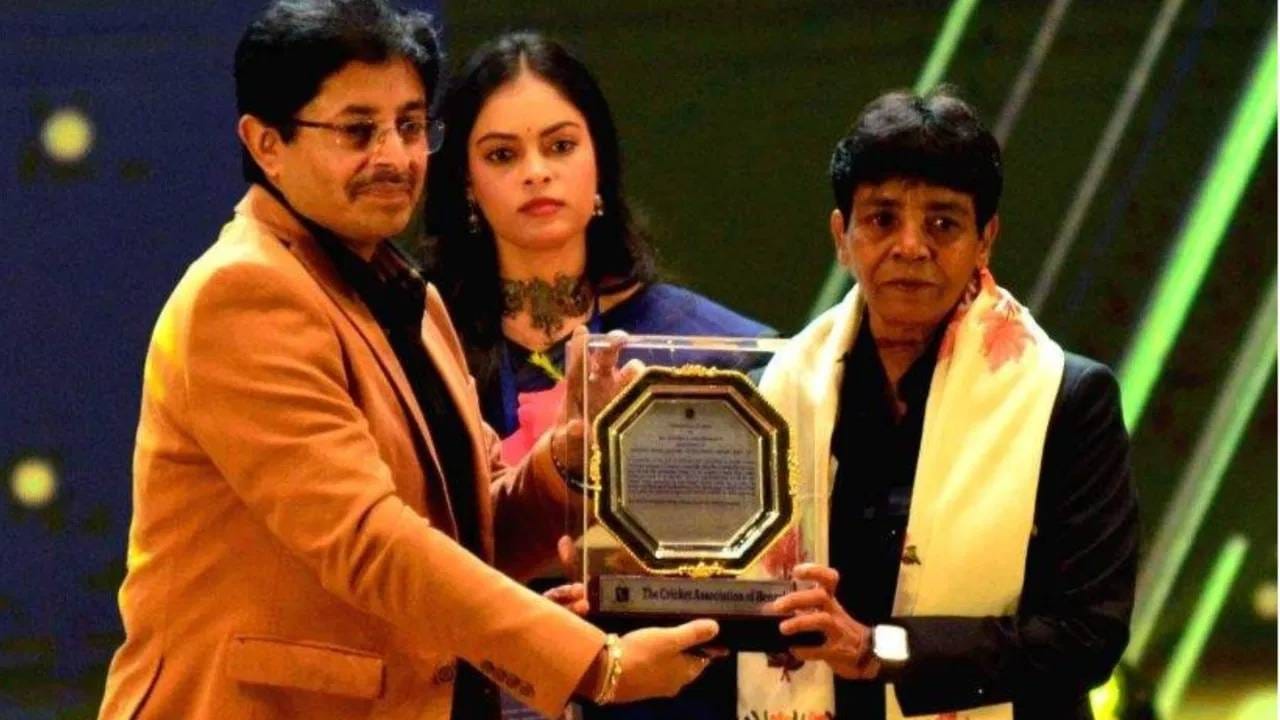 शर्मिला चक्रवर्ती आणि रजनी वेणुगोपाळ यांनीही वयाच्या 15व्या वर्षी टीम इंडियात पदार्पण केलं आहे. शर्मिला चक्रवर्ती 15 वर्षे आणि 241 दिवसांची असताना आणि रजनी वेणुगोपाळ 15 वर्षे आणि 283 दिवसांची भारतीय संघात पदार्पण केलं. या दोघांनी या वयात पहिला आंतरराष्ट्रीय सामना खेळला. (PC-X)
