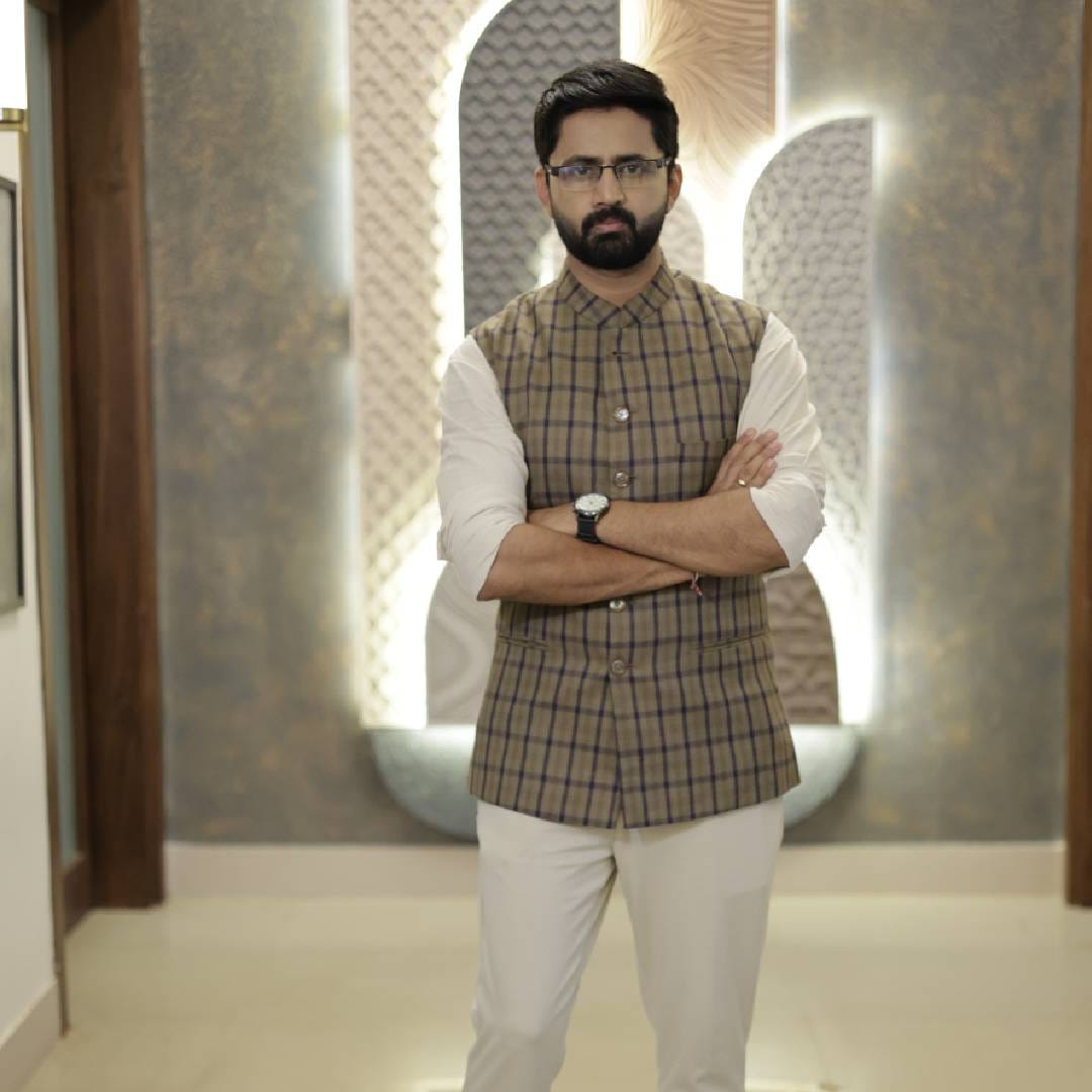झी मराठी वाहिनीवरील लोकप्रिय मालिका 'कमळी' ही नेहमीच प्रेक्षकांच्या आयुष्यातील वास्तवाशी जोडलेले विषय आपल्या कथानकातून मांडत आली आहे. यावेळीही मालिका, विद्यार्थी आणि पालक या दोघांनाही जवळचा वाटणारा शिक्षण व्यवस्था आणि त्यामधील वाढता व्यावसायिक दृष्टिकोन हा महत्त्वाचा विषय हाताळणार आहे. या कथानकाला अधिक प्रभावी बनवण्यासाठी मालिकेत एका दमदार नव्या पात्राची एन्ट्री होणार असून, प्रेक्षकांचा लाडका अभिनेता शशांक केतकर ‘रितेश सरपोतदार’ ही प्रभावी भूमिका साकारणार आहे.