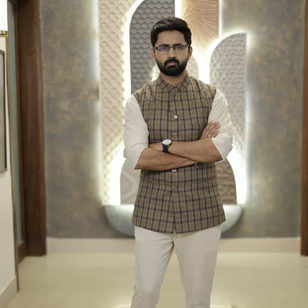 झी मराठी वाहिनीवरील लोकप्रिय मालिका 'कमळी' ही नेहमीच प्रेक्षकांच्या आयुष्यातील वास्तवाशी जोडलेले विषय आपल्या कथानकातून मांडत आली आहे. यावेळीही मालिका, विद्यार्थी आणि पालक या दोघांनाही जवळचा वाटणारा शिक्षण व्यवस्था आणि त्यामधील वाढता व्यावसायिक दृष्टिकोन हा महत्त्वाचा विषय हाताळणार आहे. या कथानकाला अधिक प्रभावी बनवण्यासाठी मालिकेत एका दमदार नव्या पात्राची एन्ट्री होणार असून, प्रेक्षकांचा लाडका अभिनेता शशांक केतकर ‘रितेश सरपोतदार’ ही प्रभावी भूमिका साकारणार आहे.