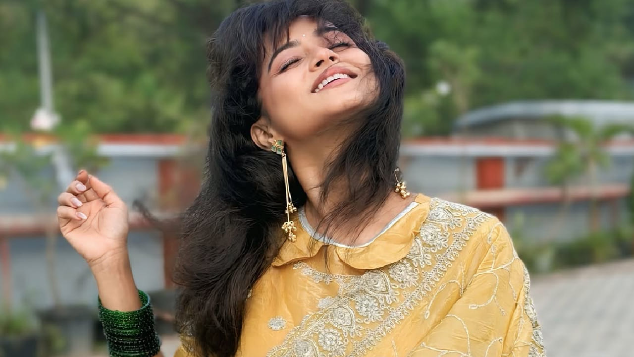 पिवळ्या रंगामुळे तिचे व्यक्तिमत्त्व अधिक खुलून दिसत असून चेहऱ्यावरील नैसर्गिक हास्याने या लूकमध्ये आणखी भर पडली आहे. या फोटोशूटमधील सर्वाधिक चर्चेचा विषय ठरला तो म्हणजे तिचा कॉलर नेक डिझाइनचा ट्रेंडी ब्लाऊज.