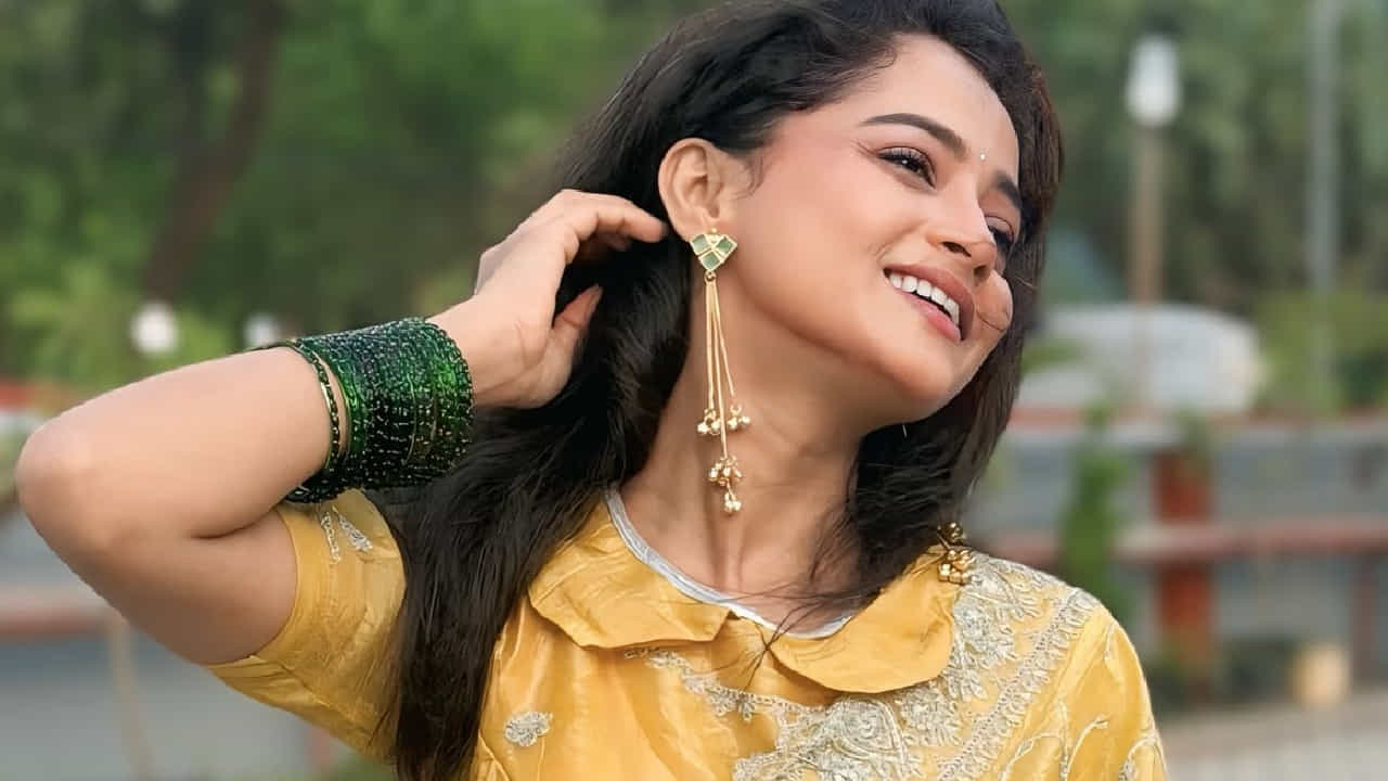 'महाराष्ट्राची हास्यजत्रा' या लोकप्रिय कार्यक्रमातून घराघरात पोहोचलेली अभिनेत्री शिवाली परब तिच्या सहज अभिनयासोबतच स्टायलिश फॅशन सेन्समुळेही कायम चर्चेत असते.