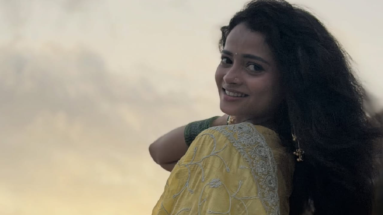 नुकतेच शिवालीने पारंपरिक लूकमधील काही आकर्षक फोटो सोशल मीडियावर शेअर केले आहेत. या फोटोंमध्ये तिने पिवळ्या रंगाची डिझायनर साडी परिधान केली असून तिचा साधा, मोहक आणि एलिगंट लूक चाहत्यांच्या पसंतीस उतरला आहे.
