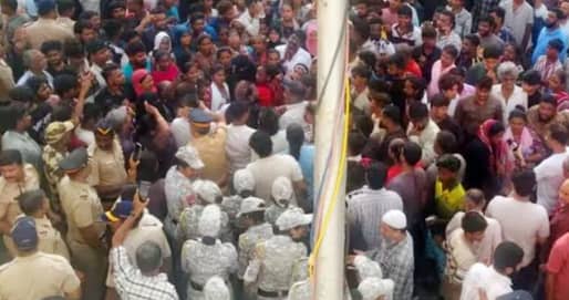 मुंबई हादरली! 7 वर्षांच्या मुलीवर वॉचमनकडून अत्याचार, संतप्त जमावाचा पोलीस स्टेशनला घेराव