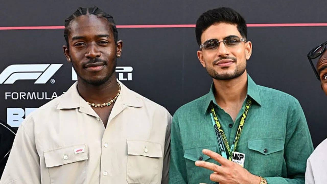 मागच्या काही दिवसांपासून शुबमन गिल इंग्लंडमध्ये आहे. यावेळी प्रसिद्ध सिल्वरस्टोन सर्किटध्ये ब्रिटीश ग्रां प्री एफ1 शर्यत पाहण्यासाठी गेला होता. आता गिलने विम्बल्डनच्या सेंटर कोर्टमध्ये सामना पाहण्यासाठी दाखल झाला. (Photo: Getty Images)