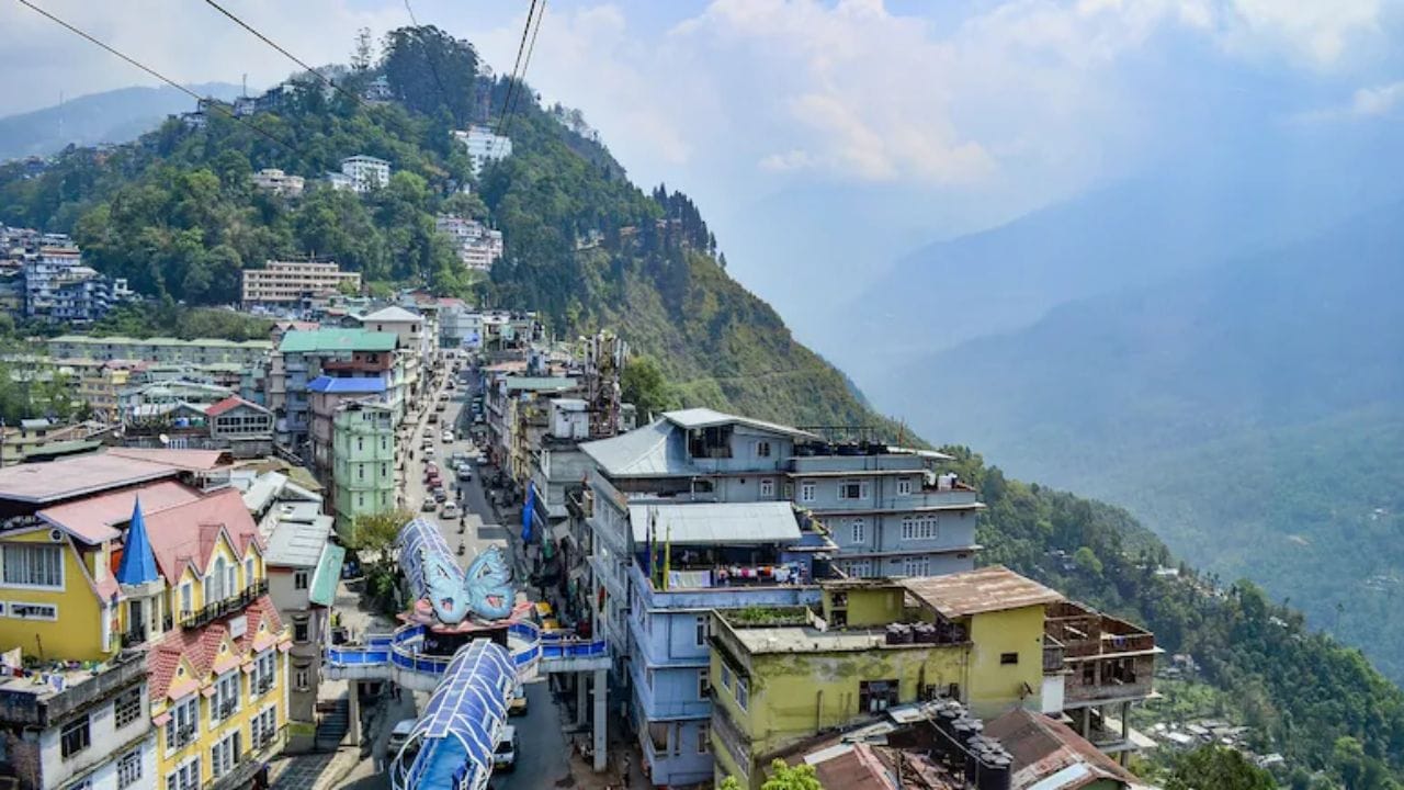दुबईला लोक इन्कम टॅक्स फ्री सिटी म्हणतात. मात्र, आता भारतातील उत्तर पूर्वीतील हिमालयाच्या रांगामधील दुसरे सर्वात छोटे आणि निसर्गरम्य राज्य असलेले सिक्कीम येथे इन्कम टॅक्स घेतला जात नाही.