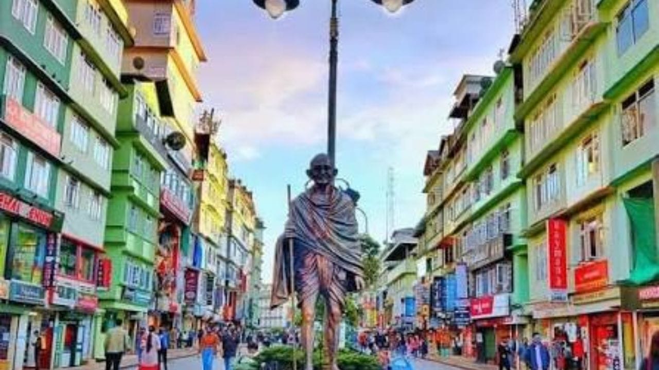 सिक्कीम हे १६ मे १९७५ रोजी भारताचे २२ वे राज्य बनले. गंगटोक ही सिक्कीमची राजधानी आणि सर्वात मोठे शहर आहे. सिक्कीमचे एकूण क्षेत्रफळ ७,०९६ चौ. किमी आहे. या राज्याच्या पश्चिमेला नेपाळ, उत्तरेला आणि पूर्वेला चीन (तिबेट), आणि आग्नेयेला भूतान. दक्षिणेला भारताचे पश्चिम बंगाल हे राज्य आहे.