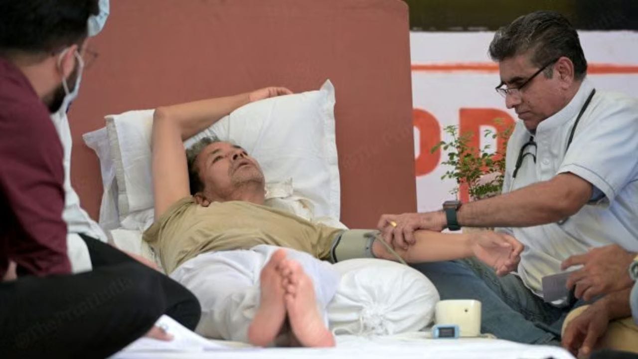 सोनम वांगचुक यांचा औषध घेण्यास नकार, डॉक्टरांनी हेल्थ बुलेटीन जाहीर केले सोनम वांगचुक यांचा औषध घेण्यास नकार, डॉक्टरांनी हेल्थ बुलेटीन जाहीर केले