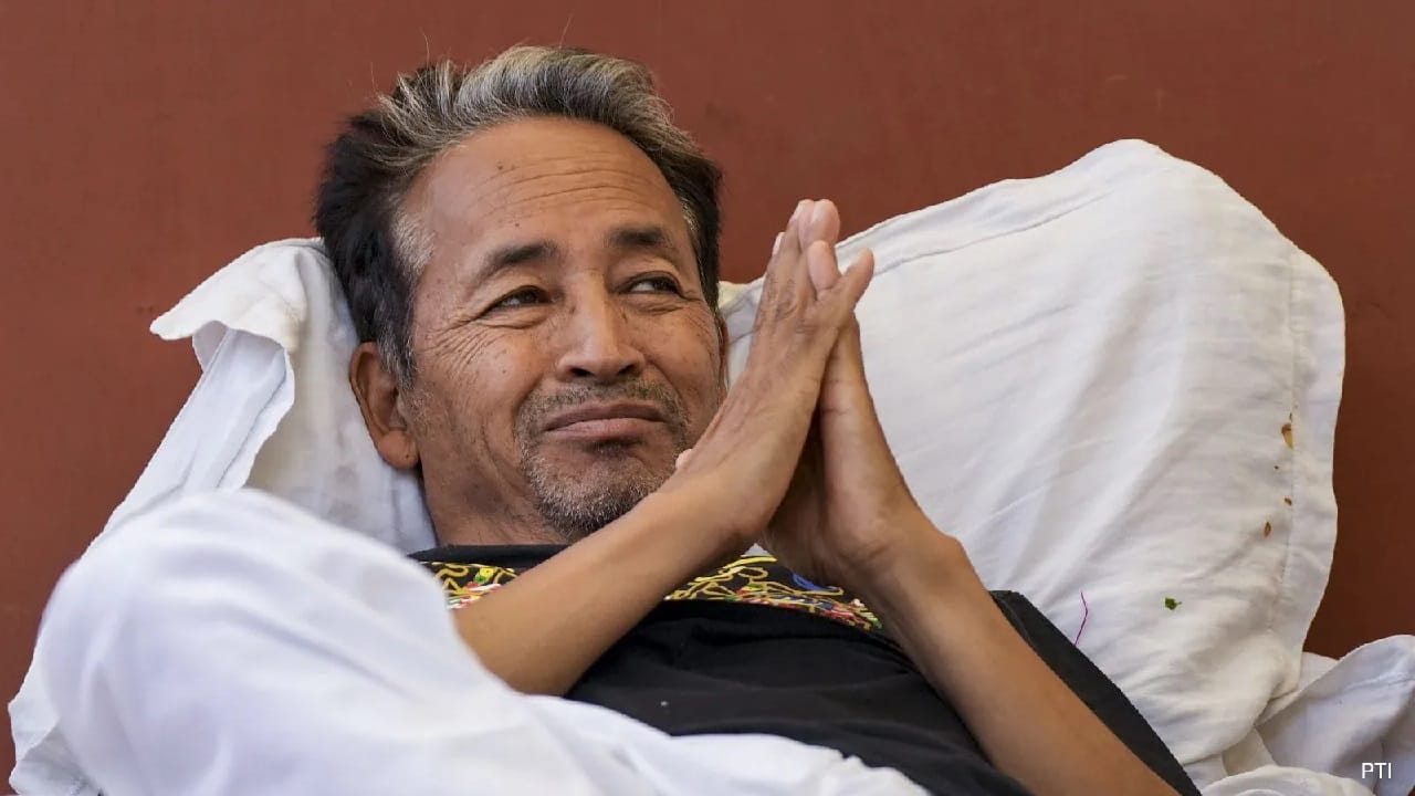 Sonam Wangchuk Net Worth: सोनम वांगचुक कमावतात तरी कुठून, त्यांची संपत्ती किती? Sonam Wangchuk Net Worth: सोनम वांगचुक कमावतात तरी कुठून, त्यांची संपत्ती किती?