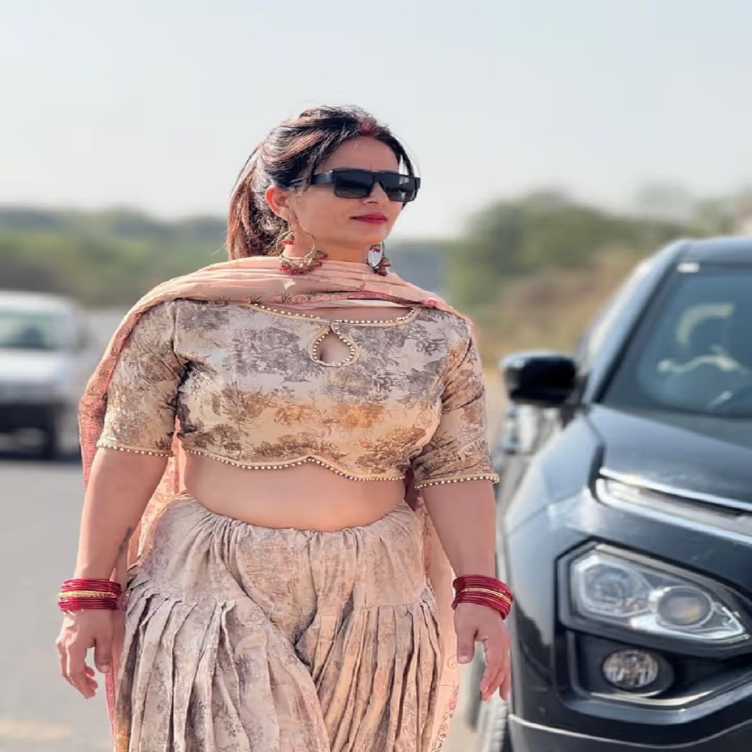 फक्त इन्स्टाग्राम नाही तर, फेसबूकवर देखील सोनिया सहरावत याच्या फॉलोअर्सची संख्या मोठी आहे. फेसबूकवर सोनिया सहरावत यांचे 1.71 फॉलोअर्स आहेत. तर फेसबूकवर देखील त्या कोणालाच फॉलो करत नाहीत.