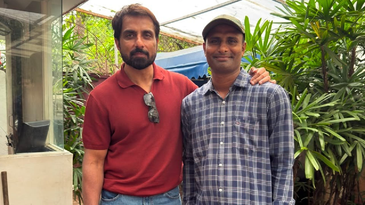 मुंबईतील जुहू परिसरात अभिनेता सोनू सूदच्या राहत्या घरी शनिवारी दुपारी सुमारे 1 वाजण्याच्या सुमारास साप आढळल्याची माहिती सर्पमित्र विक्की दुबे यांना मिळाली. कॉल मिळताच त्यांनी वन विभागाचे राऊंड ऑफिसर दीपक गायकवाड तसेच मुंबई रेंज कंट्रोल ऑफिस ठाणे यांना याबाबत माहिती दिली आणि तत्काळ घटनास्थळी धाव घेतली.