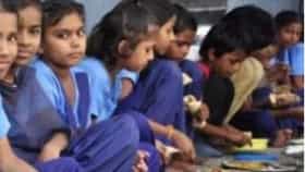 सहलीला गेलेल्या 55 ते 60 विद्यार्थ्यांना अन्नातून विषबाधा.