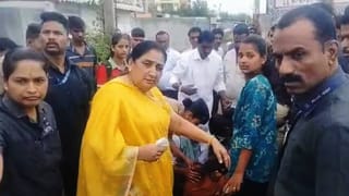 Sunetra Pawar: अपघातग्रस्त तरुणीच्या मदतीला धावल्या सुनेत्रा पवार… बारामतीकरांना आली अजितदादांची आठवण