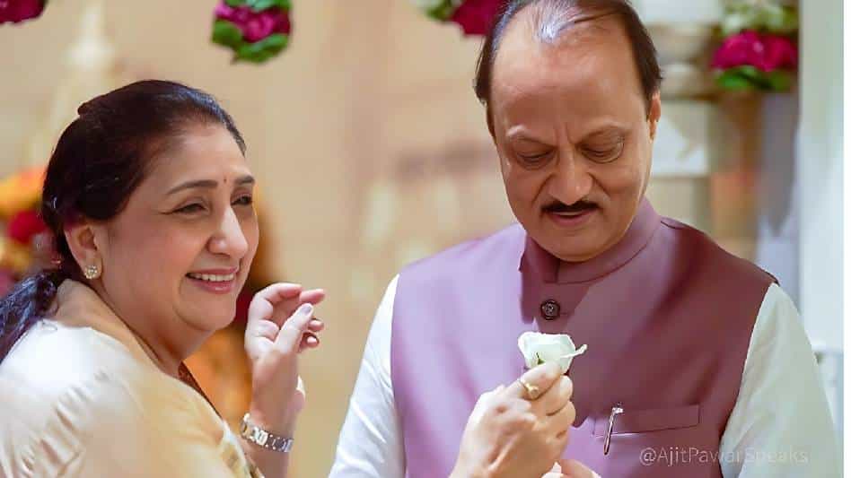 राष्ट्रवादी काँग्रेसचे नेते आणि राज्याचे दिवंगत उपमुख्यमंत्री अजित पवार यांची आज (22 जुलै) जयंती. 28 जानेवारी रोजी बारामतीजवळ झालेल्या विमान अपघातामध्ये अजित पवार यांचा दुर्दैवी मृत्यू झाला. त्यांच्या जाण्याने अख्खा महाराष्ट्र हळहळहला. आज त्यांच्या अजित पवार यांच्या जयंतीनिमित्त त्यांची पत्नी आणि राज्याच्या उपमुख्यमंत्री सुनेत्रा पवार यांनी सोशल मीडियावर पोस्ट केली आहे. सुनेत्रा पवार यांनी अजित पवारांसोबतचे काही फोटो पोस्ट करत एक भावनिक पत्रही लिहीलं आहे. " तुमचा वाढदिवस, आज 'जयंती' म्हणून मानताना माझं मन आतून पार तुटून जातंय. आज हे सगळं अचानक हरवून गेलंय, सगळं सगळं पोरकं झालंय यावर विश्वासच बसत नाही. आज तुमचा हा दिवस साजरा करताना काळीज पिळवटून निघतंय, डोळ्यांतील अश्रू थांबायचं नाव घेत नाहीत", असं म्हणत सुनेत्रा पवार यांनी या पत्रात लिहीलं आहे. ( All Photos : Social Media)