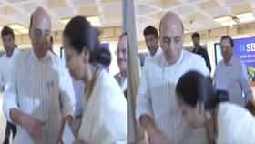 सुप्रिया सुळे राजनाथ सिंह यांच्या पाया पडल्या, VIDEO व्हायरल....