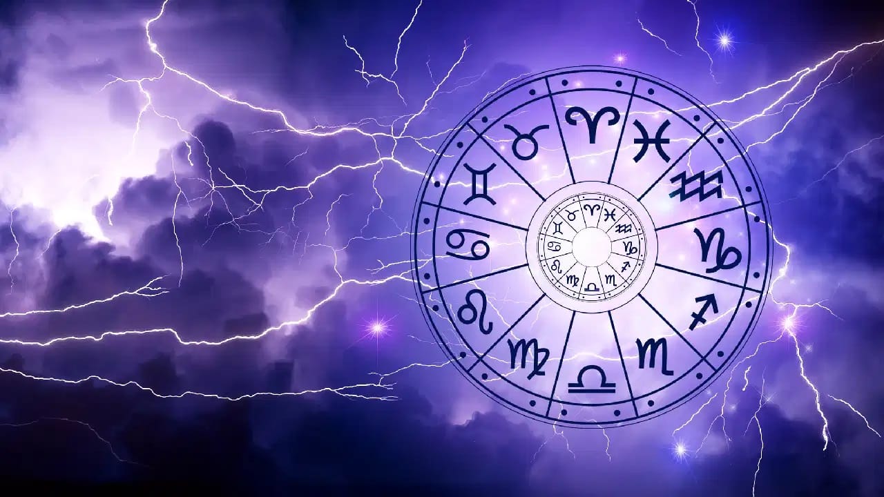 Surya Grahan 2026 : 12 ऑगस्ट रोजी सूर्यग्रहण, या 3 राशींचं उजळेल भाग्य, 2 राशींनी बाळगावी सावधगिरी Surya Grahan 2026 : 12 ऑगस्ट रोजी सूर्यग्रहण, या 3 राशींचं उजळेल भाग्य, 2 राशींनी बाळगावी सावधगिरी