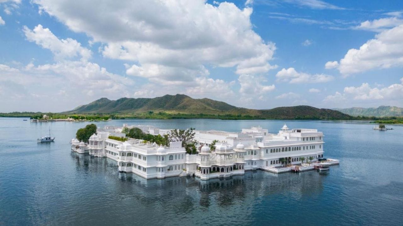 ताज लेक पॅलेस (Udaipur, Rajasthan) - राजस्थानच्या उदयपुर येथील पिछोला तलावातील निळाशार पाण्यात ताज लेक पॅलेस आपल्या सुंदरतेसाठी ओळखले जाते. विशेषत: पांढऱ्या संगमरवरी बनलेल्या या महालाची निर्मिती १७४३ मध्ये महाराणा जगत सिंह द्वितीयद्वारा शाही ग्रीष्मकालिन विश्राम स्थळाच्या रुपात केले होता. सध्या याचे रुपांतर एका लक्झरी हेरिटेज हॉटेलमध्ये करण्यात आले आहे.