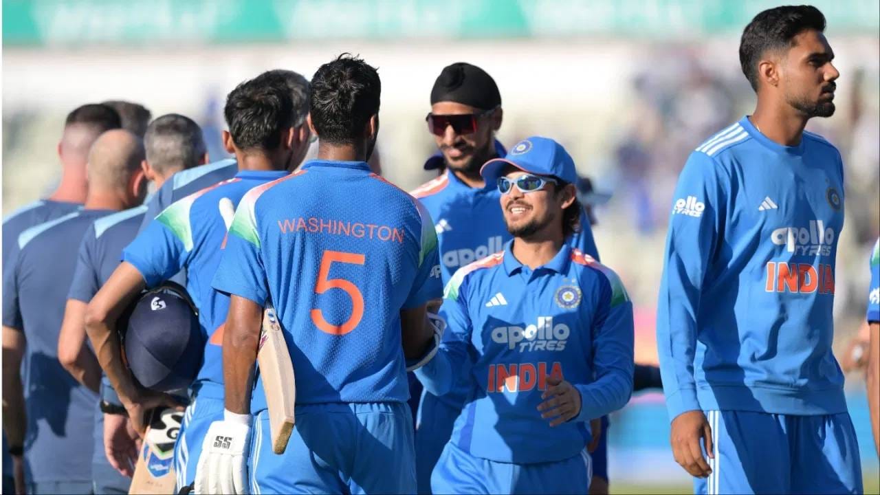 टी20 मालिकेत इंग्लंडने भारताचा दारूण पराभव केला. त्यामुळे वनडे मालिकेत कमबॅकची अपेक्षा होती. झालंही तसंच.. 14 जुलैला खेळल्या गेलेल्या वनडे मालिकेतील पहिल्या सामन्यात भारताने विजय मिळवला. या विजयासह शुबमन गिल आणि भारतीय संघाने एजबेस्टनमध्ये इतिहास रचला. (Photo: PTI)