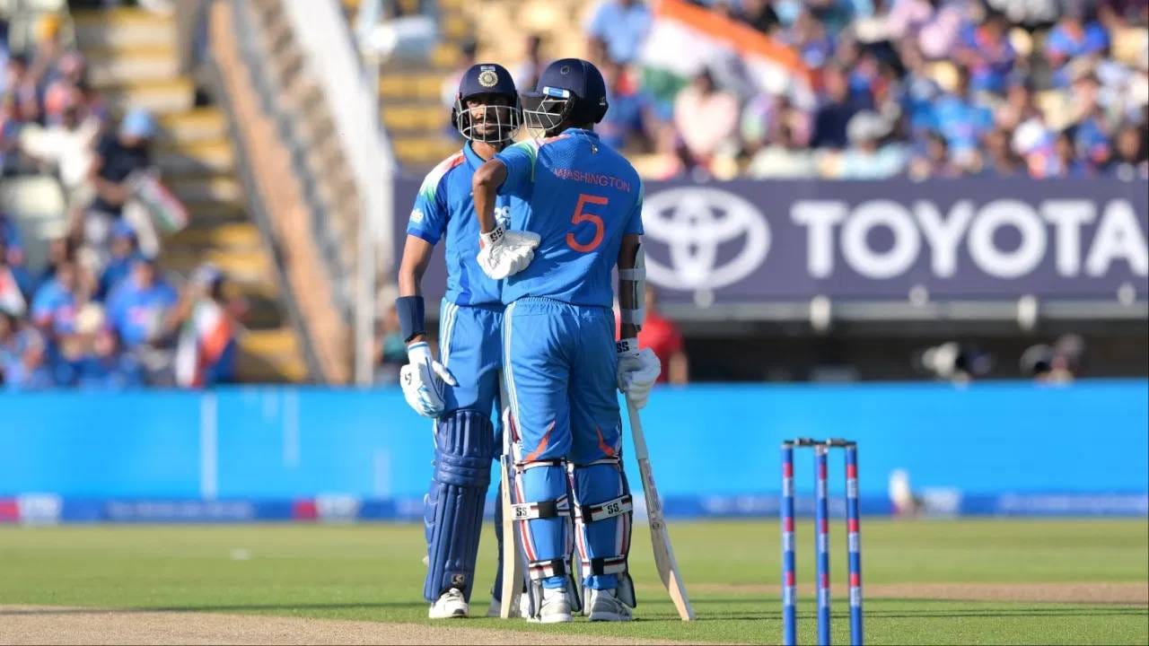 भारतीय संघाने एजबेस्टनमध्ये 11 वर्षानंतर विजयी पताका फडकावली आहे. एजबेस्टन मैदानावर मागील 11 वर्षांत (2015 ते 2026 दरम्यान) वनडे क्रिकेटमध्ये इंग्लंडला पराभूत करणारा भारत हा जागतिक क्रिकेटमधील एकमेव संघ ठरला आहे. दुसरीकडे, भारताने इंग्लंडला सलग सहाव्या वनडे सामन्यात पराभूत केलं आहे. (Photo: PTI)