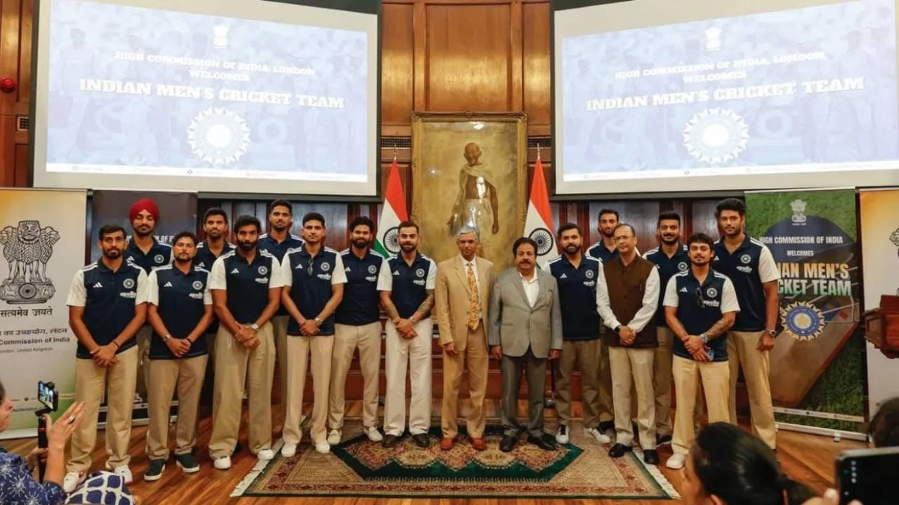 भारतीय दूतावासात भारतीय संघाच्या खेळाडूंसोबत एक ग्रुप फोटो काढण्यात आला. भारतीय संघाने युकेमधील भारतीय राजदूत कुमारन पेरियासामी यांच्यासोबत हा फोटो काढला. या फोटोत बीसीसीआयचे उपाध्यक्ष राजीव शुक्लाही दिसले. (Photo: Instagram)