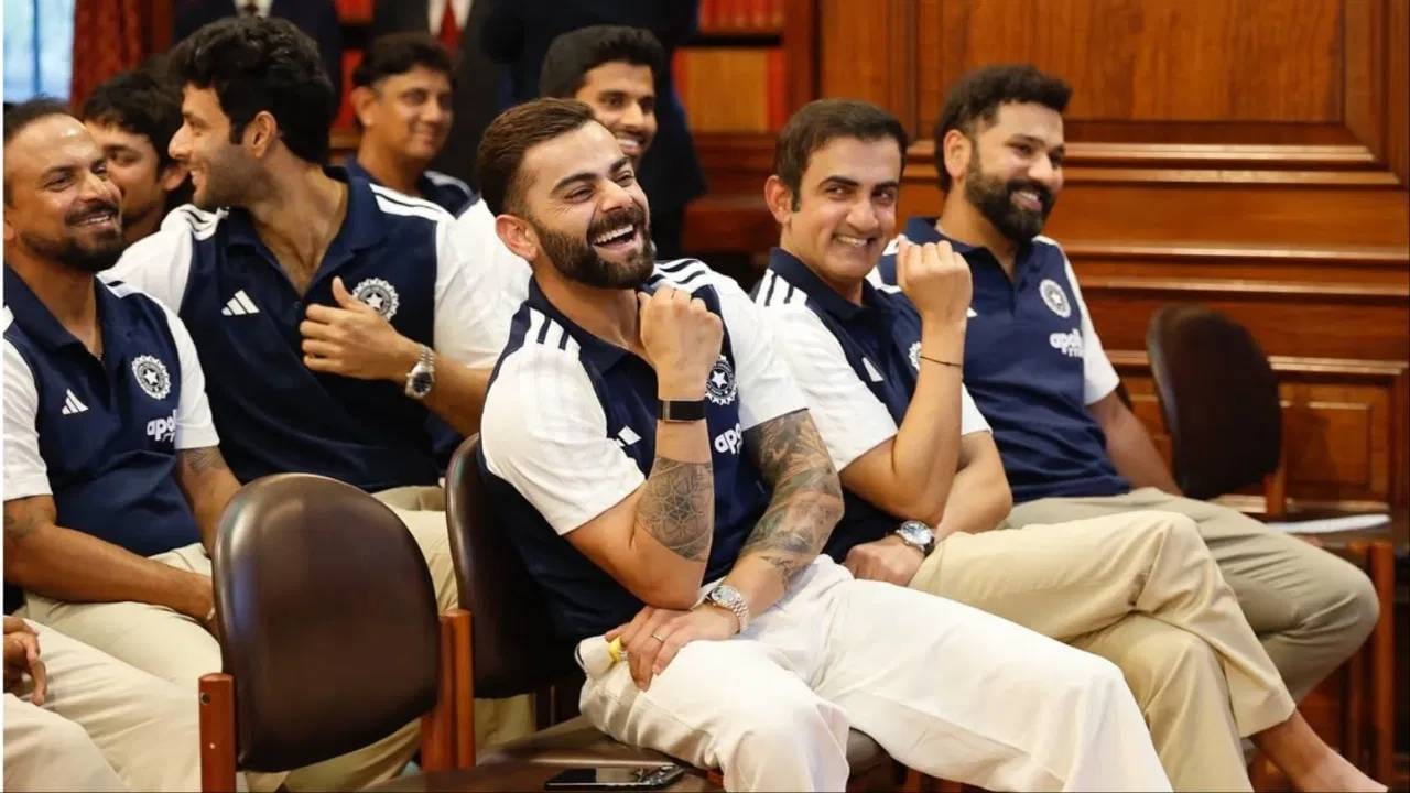 तिसऱ्या वनडे सामन्याच्या एक दिवस आधी भारतीय संघाने भारतीय दूतावासाला भेट दिली. या भेटीदरम्यान एक अनपेक्षित आणि गेल्या काही दिवसात उठलेल्या अफवांच्या बाजाराला पूर्णविराम देणारी घटना घडली. गौतम गंभीर आणि विराट कोहली यांच्यात संवाद झाला. दोघंही मनसोक्त हसताना दिसले. (Photo: Instagram)