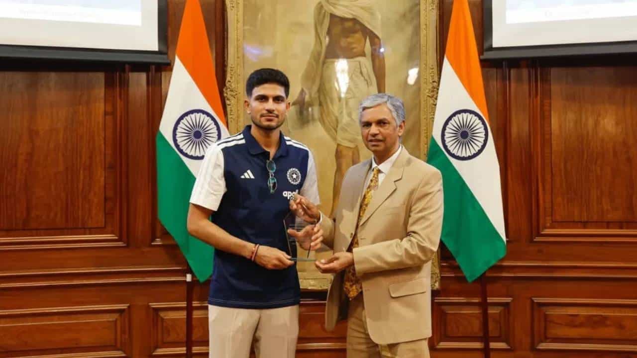 इंग्लंड दौऱ्यातील शेवटचा वनडे सामने होण्यापूर्वी टीम इंडियाचा लंडनमध्ये सन्मान करण्यात आला. टीम इंडिया लंडनमधील भारतीय दूतावासात पोहोचल्यावर हा प्रसंग घडला. लंडनमधील भारतीय राजदूत कुमारन पेरियासामी यांनी भारतीय संघाचे स्वागत करून त्यांचा सन्मान केला. (Photo: Instagram)