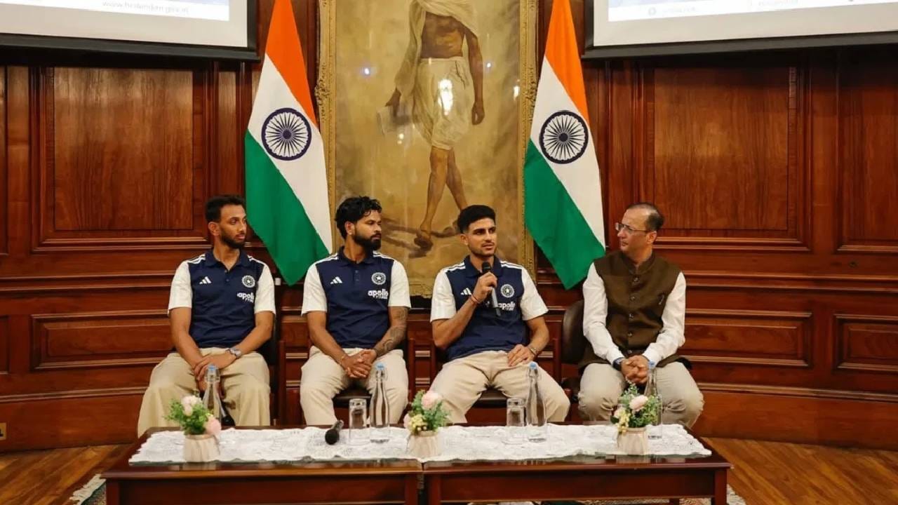 भारतीय संघाच्या खेळाडूंनी भारतीय दूतावासात प्रश्नोत्तराच्या सत्रात भाग घेतला. भारत आणि इंग्लंड यांच्यातील शेवटचा वनडे सामना लॉर्ड्सवर होत आहे. या भारताची खऱ्या अर्थाने कसोटी लागणार आहे. जर भारताने बाजी मारली तर, शुबमन गिलच्या नेतृत्वात देशाबाहेरील पहिला वनडे मालिका विजय असेल. (Photo: Instagram)