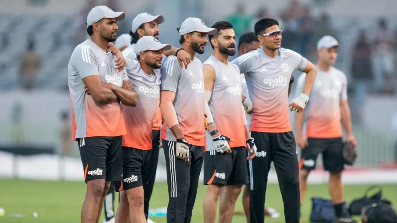 वनडे वर्ल्डकप 2023 नंतर हे तिघं एकत्र न खेळण्याची बरीच कारण आहेत. कधी दुखापत, तर कधी वर्क लोड मॅनेजमेंटमुळे हे तिघंही वनडे मालिकेत एकत्र खेळले नाहीत. पण पुढच्या तयारीसाठी या तिघांकडे पाहिलं जात आहे. (Photo: PTI)