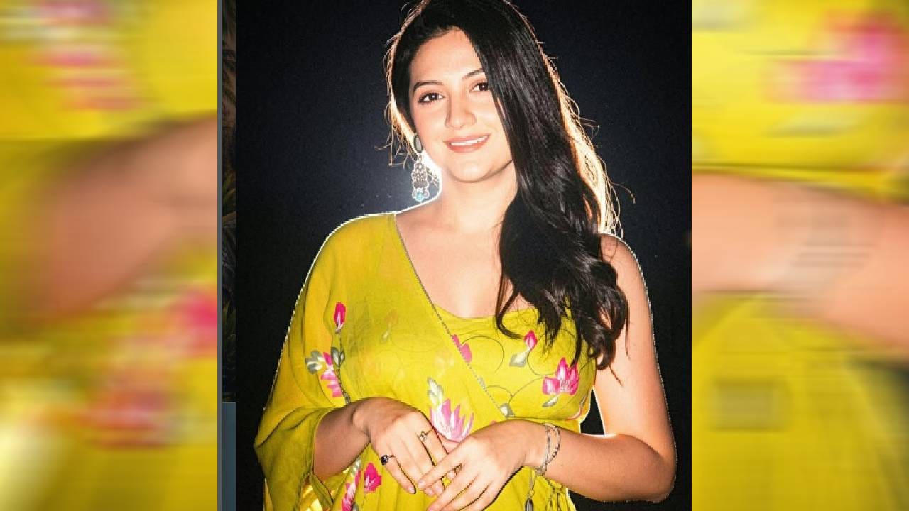 ही नवी गाडी म्हणजे तेजश्रीने स्वतःला दिलेलं खास बर्थडे गिफ्ट असल्याचं समोर आलं आहे. फोटो शेअर करत तिने लिहिलं, “...आणि जवळपास एक महिना उलटून गेलाय... माझा प्रवास आता अधिक सुखद होत चालला आहे!” यासोबतच तिने आयुष्यातील या सुंदर क्षणासाठी देवाचे आभारही मानले आहेत. तसेच नजर लागू नये म्हणऊन इव्हिल आय इमोजी देखील तेजश्रीने टाकला आहे.