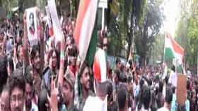 जल्लोषासाठी एकत्र निघाले, शिवसैनिक-मनसैनिकांनी ट्रेन दणाणून सोडली.