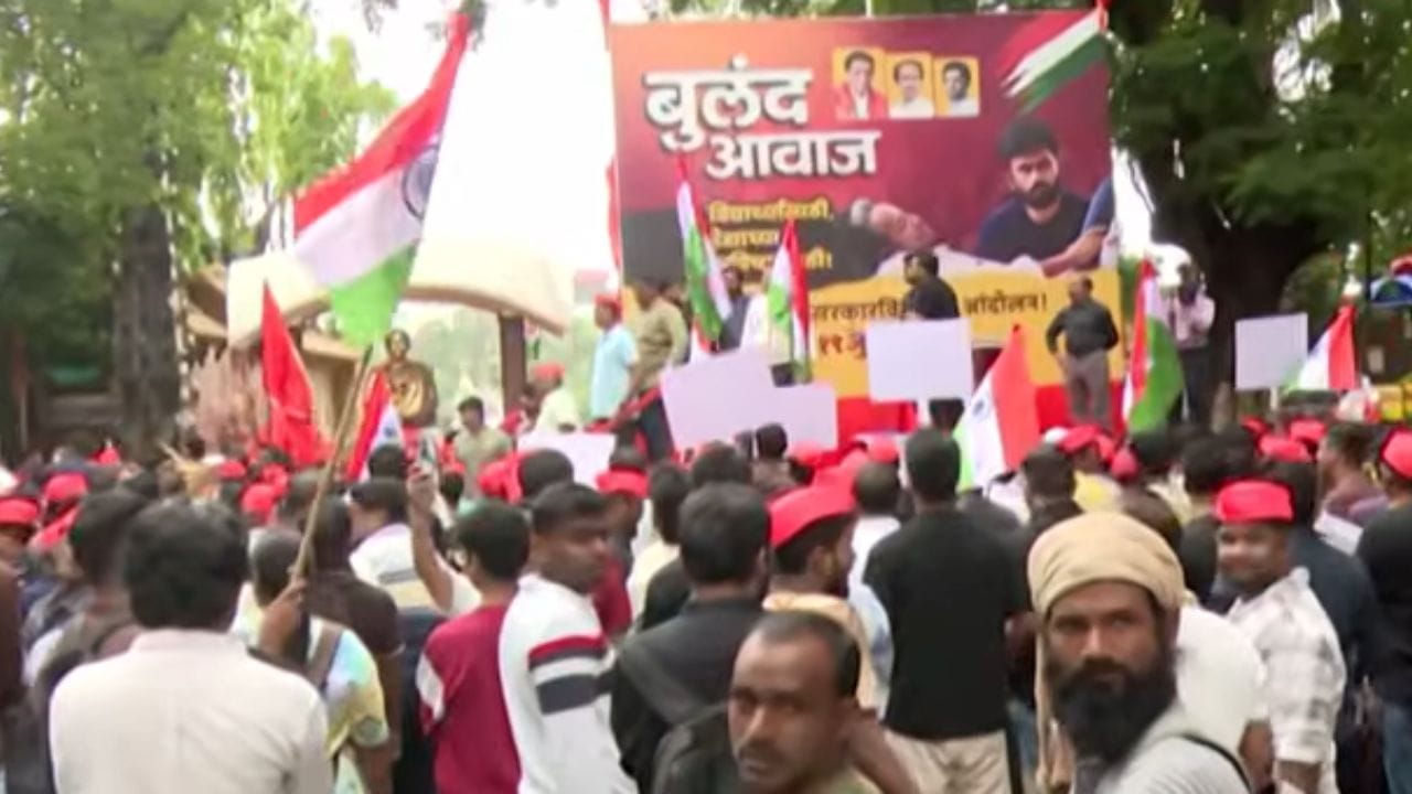 ठाकरेंच्या आंदोलनात बाचाबाची... पोडियम स्टेज लावण्यावरून कार्यकर्ते पोलिसांशी भिडले ठाकरेंच्या आंदोलनात बाचाबाची... पोडियम स्टेज लावण्यावरून कार्यकर्ते पोलिसांशी भिडले