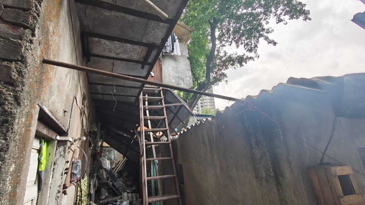 मोठी बातमी! ठाण्यात इमारतीचा भाग कोसळला; एकाचा मृत्यू, अनेकजण जखमी मोठी बातमी! ठाण्यात इमारतीचा भाग कोसळला; एकाचा मृत्यू, अनेकजण जखमी