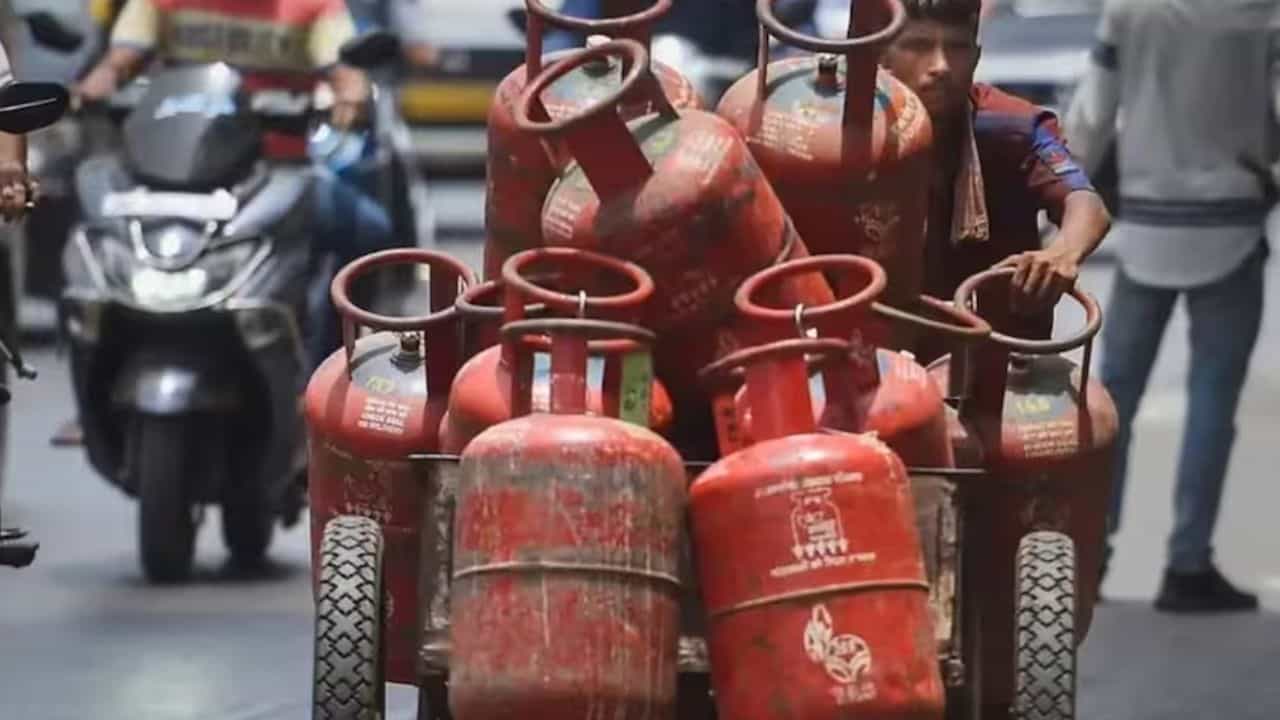 केंद्र सरकार गेल्या काही दिवसांपासून नैसर्गिक वायू पुरवठ्याबद्दल विविध निर्णय घेत आहे. त्यामध्येच आता केंद्र सरकारने मोठा निर्णय घेतला. सरकारने या तरतुदी या वर्षीच्या मार्च महिन्यात लागू केल्या होत्या. नैसर्गिक वायूचे वाटप आणि पुरवठा यांवर सरकारचे थेट नियंत्रण होते.